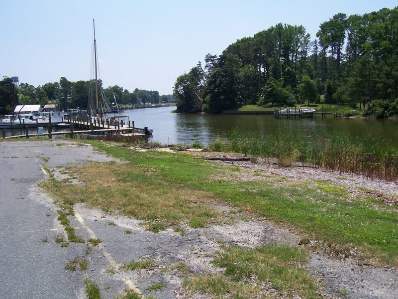 Image of section of shoreline at the Reedville Fishermen's Museum before stabilization.