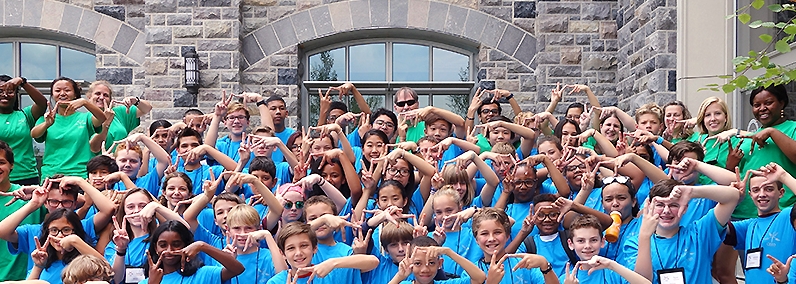 Image of volunteer with group of 4H students